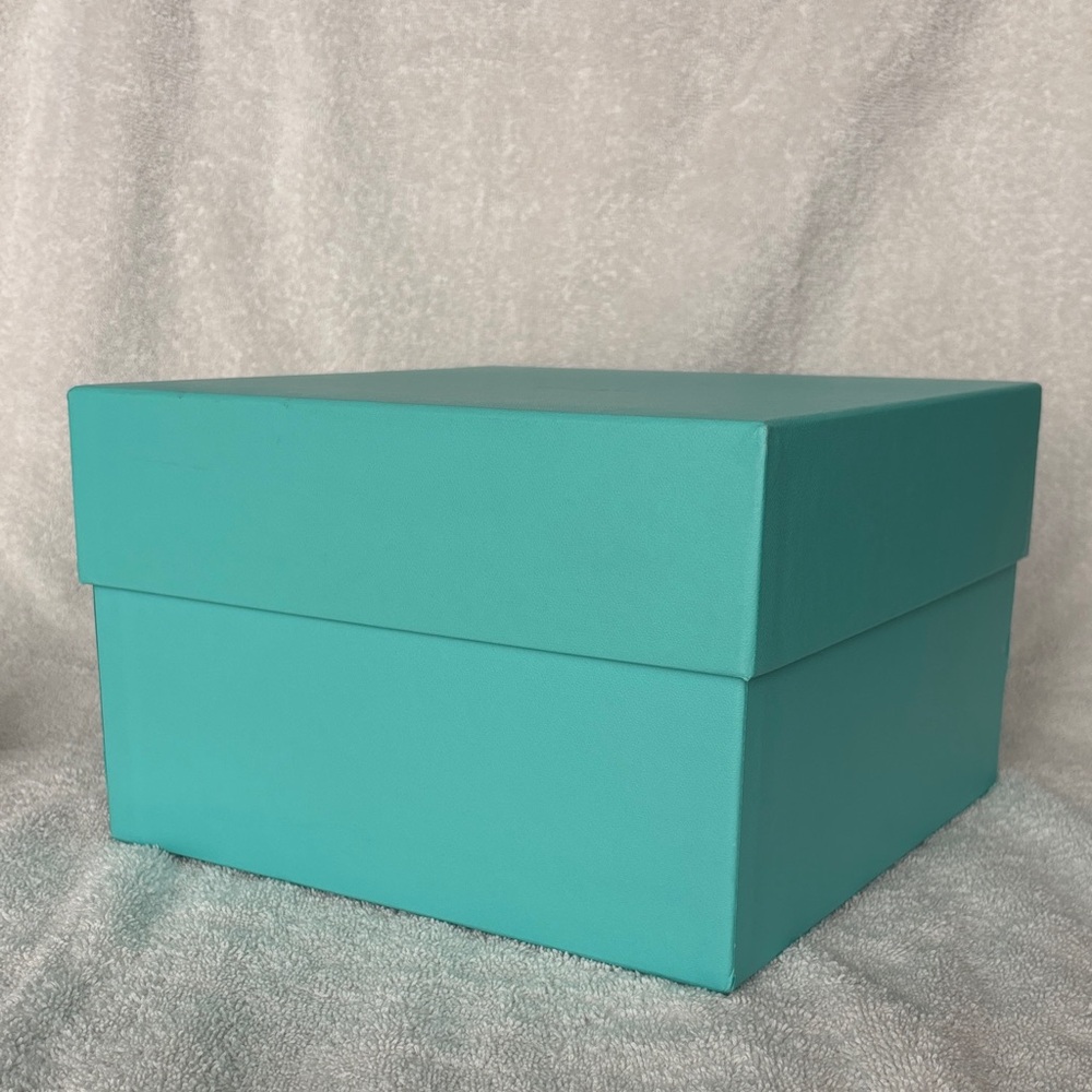 Tiffany & Co. Authentic Box with Original Tiffany logo Tissue Paper